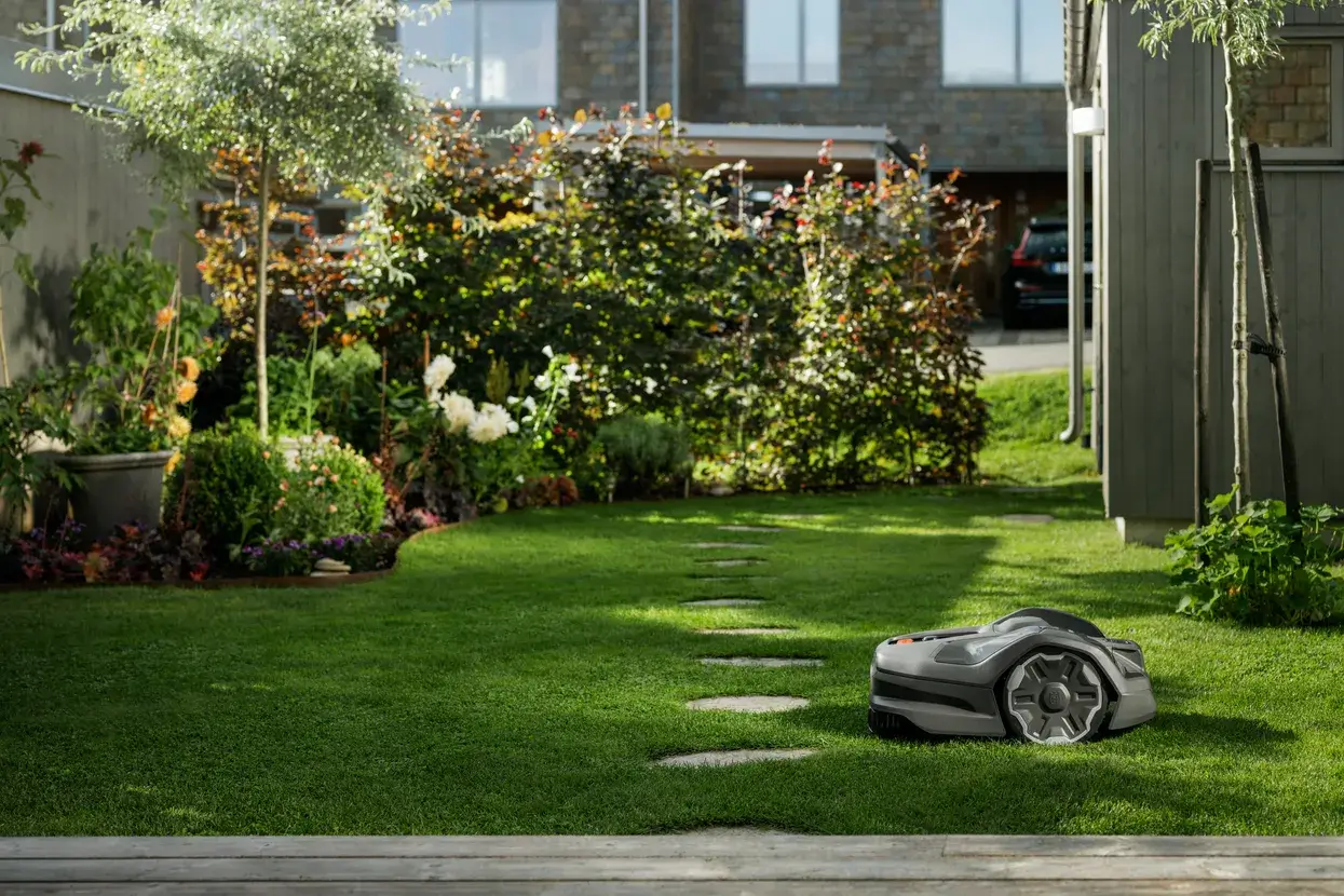 Husqvarna Automower® 305E NERA met draa