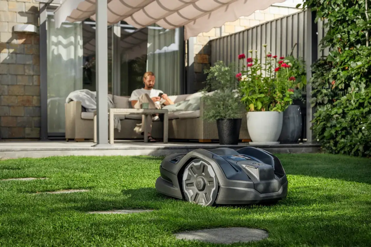 Husqvarna Automower® 305E NERA met draa